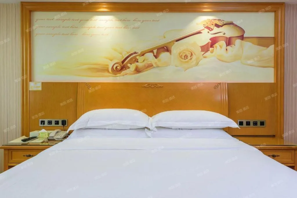 Bed in Vienna Hotel Guangxi Liuzhou Xijiang Vientiane City