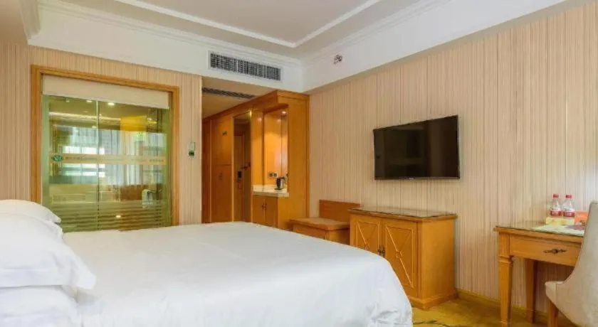 Bed in Vienna Hotel Guangxi Liuzhou Xijiang Vientiane City