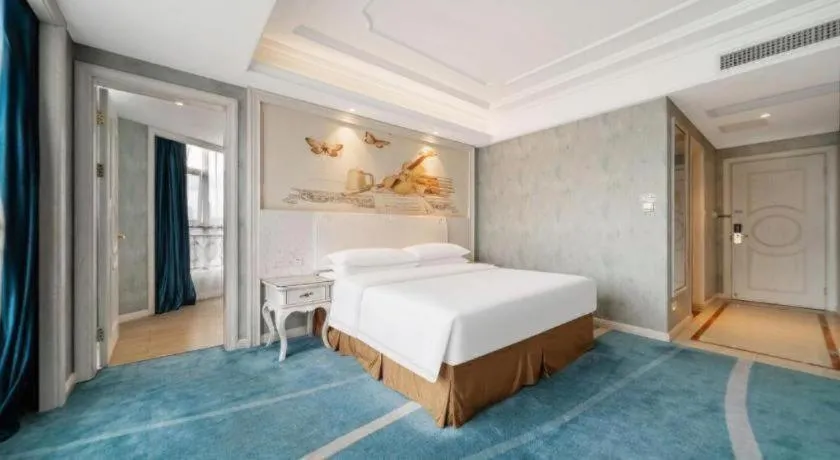 Bed in Vienna Hotel Guiyang Jiaxiulou Jichang Road