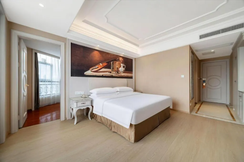 Bed in Vienna Hotel Guiyang Jiaxiulou Jichang Road