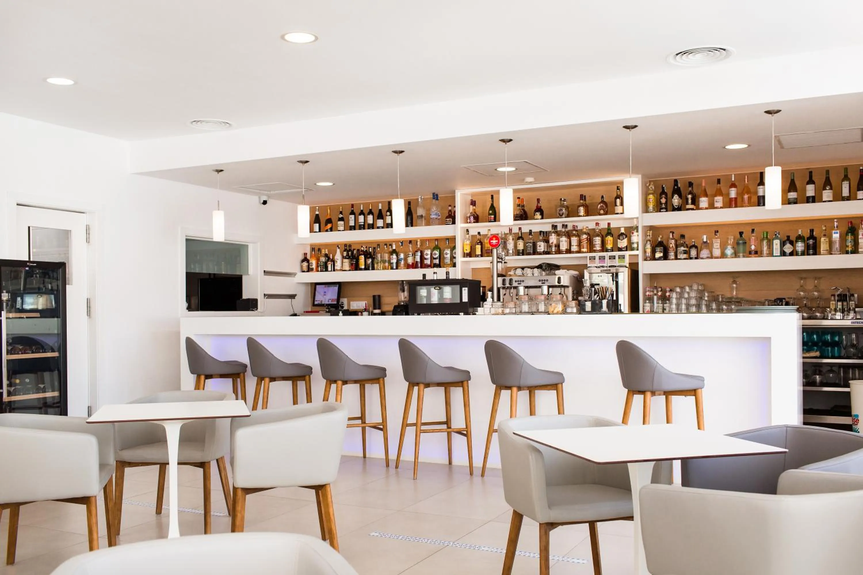 Restaurant/places to eat, Lounge/Bar in Apartamentos Menorcamar