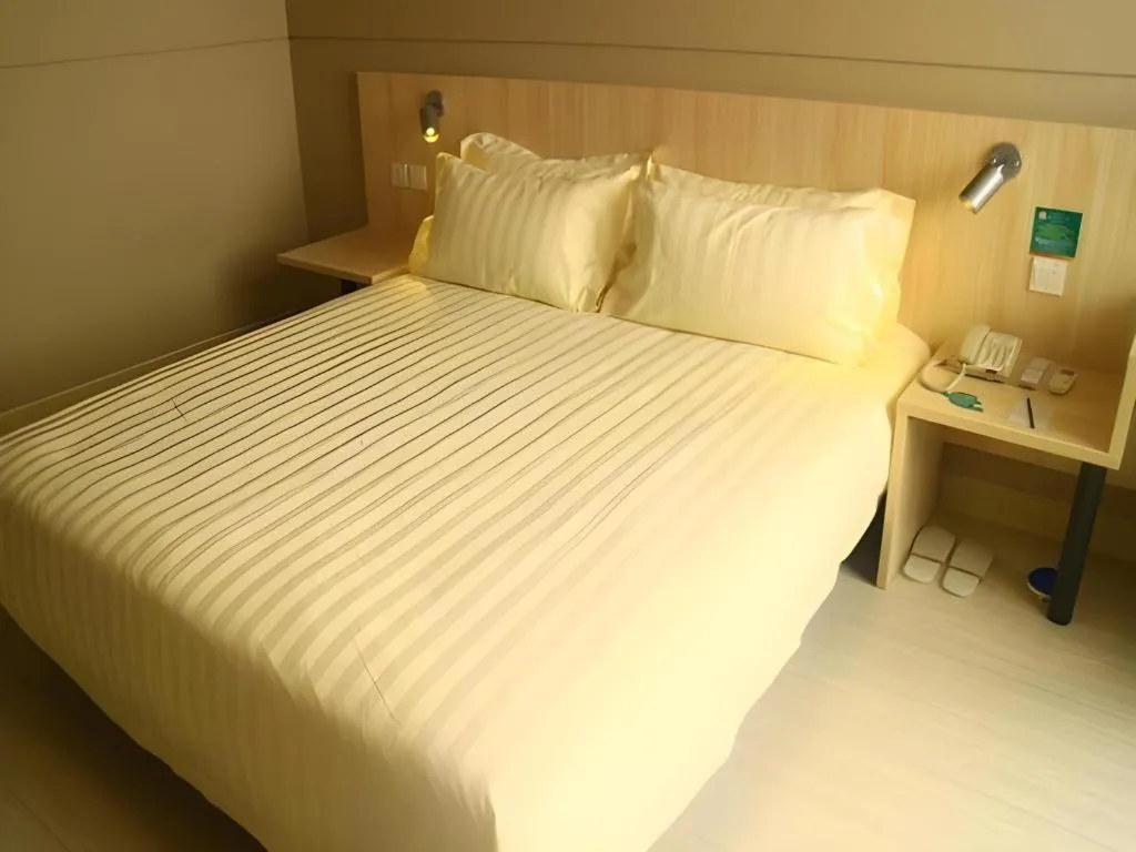 Bed in Jinjiang Inn Pingliang West Railway Station Xuanhe New City