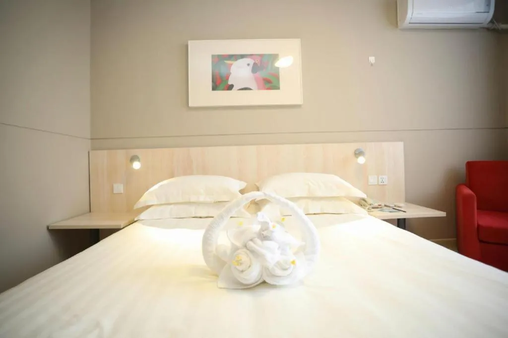 Bed in Jinjiang Inn Pingliang West Railway Station Xuanhe New City