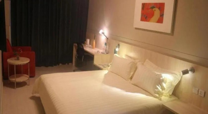 Bed in Jinjiang Inn Pingliang West Railway Station Xuanhe New City