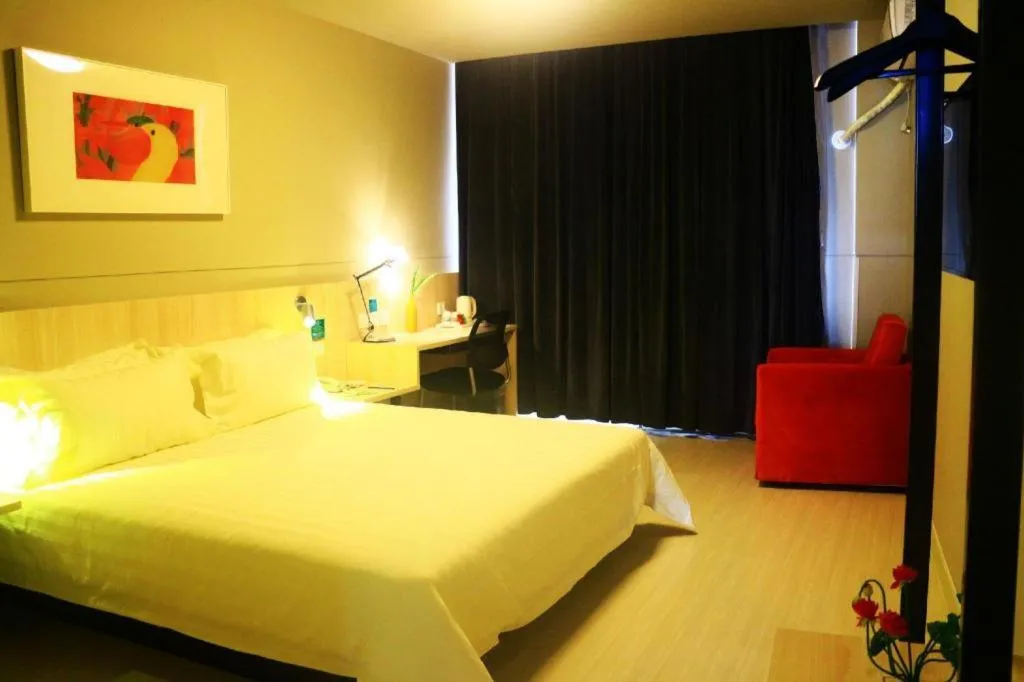 Bed in Jinjiang Inn Pingliang West Railway Station Xuanhe New City