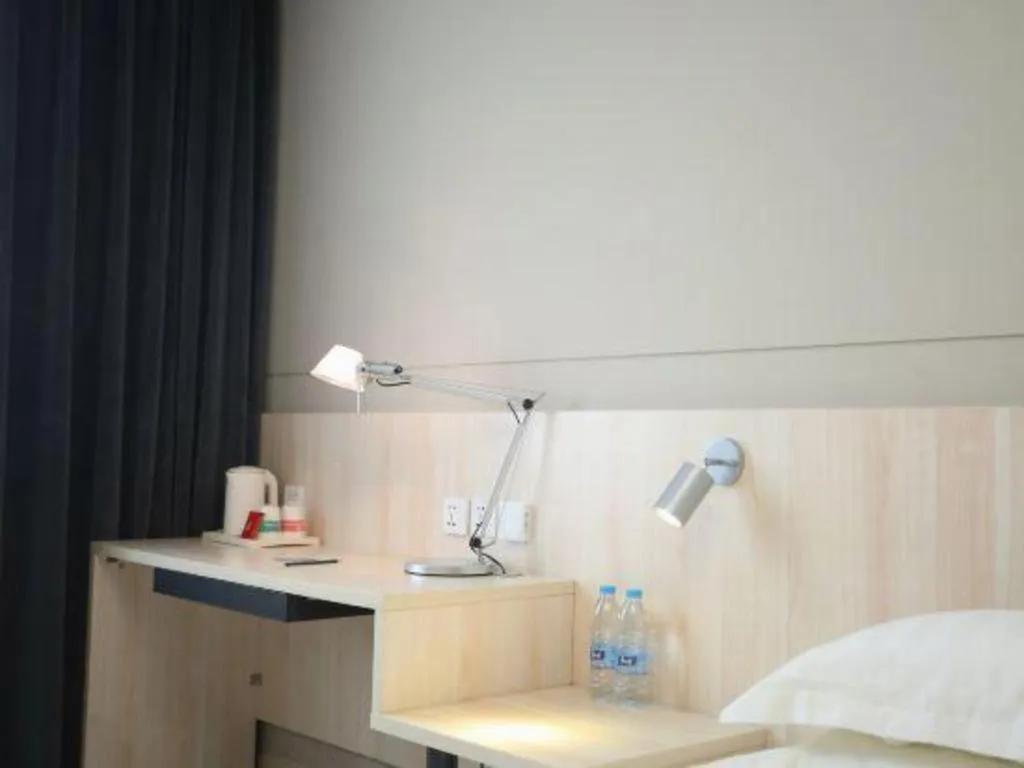 Bed in Jinjiang Inn Pingliang West Railway Station Xuanhe New City