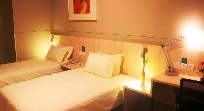 Bed in Jinjiang Inn Pingliang West Railway Station Xuanhe New City