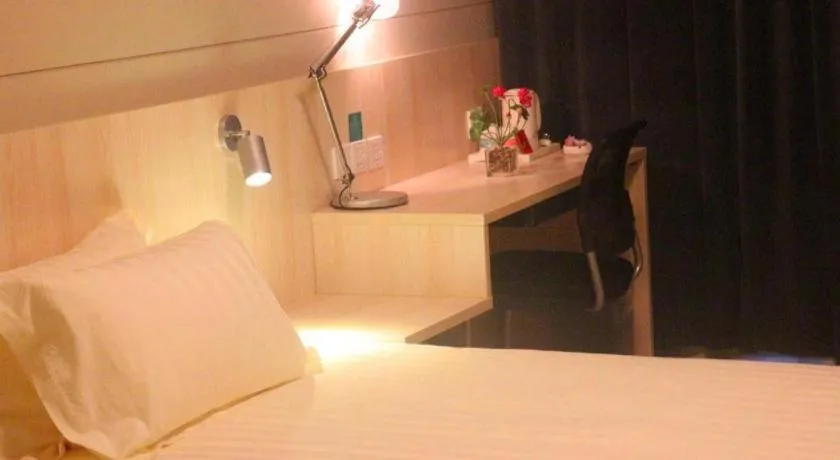 Bed in Jinjiang Inn Pingliang West Railway Station Xuanhe New City