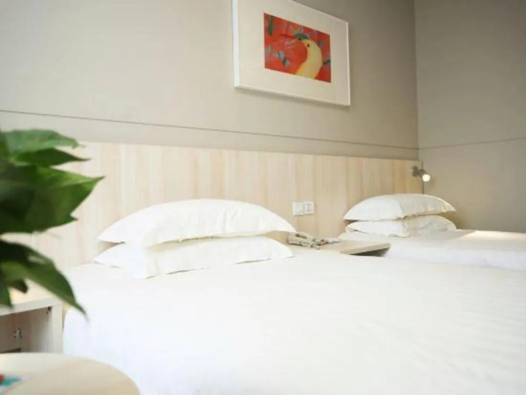 Bed in Jinjiang Inn Pingliang West Railway Station Xuanhe New City