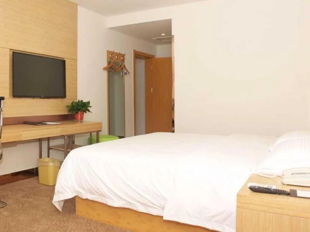 Bed in GreenTree Inn Binzhou Wudi County Yinzuo Plaza Express Hotel