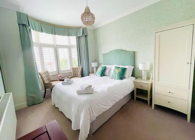 Bedroom, Bed in Beaches Guest House