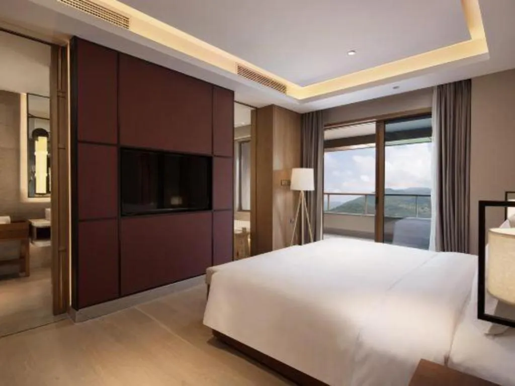 Bed in La Fountain Hotel & Resort Sanya