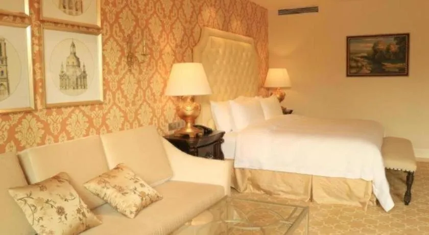 Bed in Wyndham Grand Plaza Royale Resort Nanjing