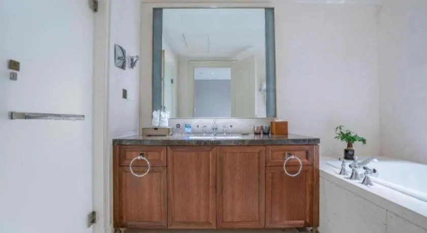 Donghai Xianhucheng Huanglong Hotel