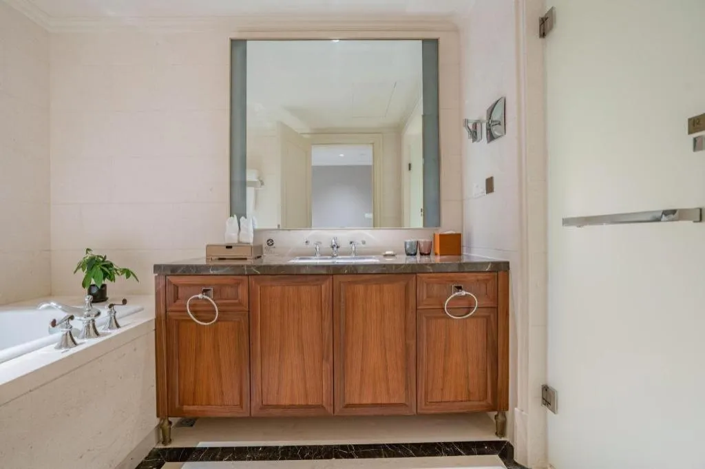 Donghai Xianhucheng Huanglong Hotel