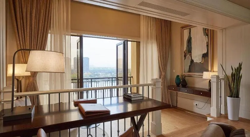 Donghai Xianhucheng Huanglong Hotel