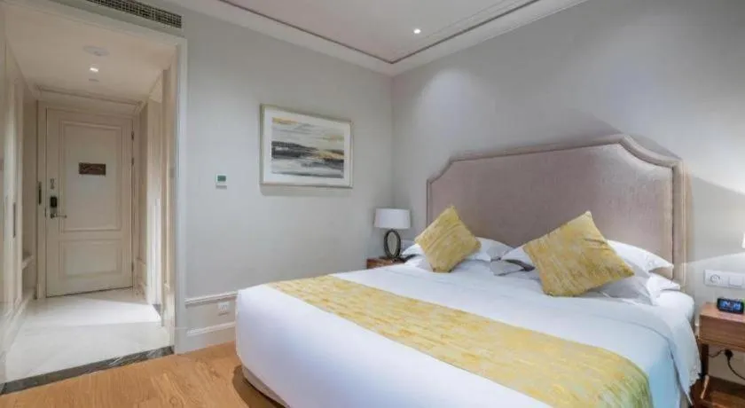 Bed in Donghai Xianhucheng Huanglong Hotel