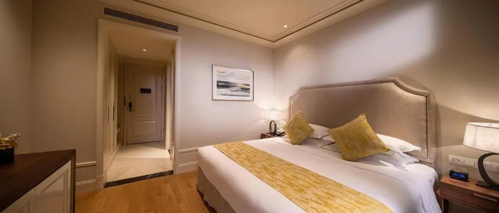 Bed in Donghai Xianhucheng Huanglong Hotel