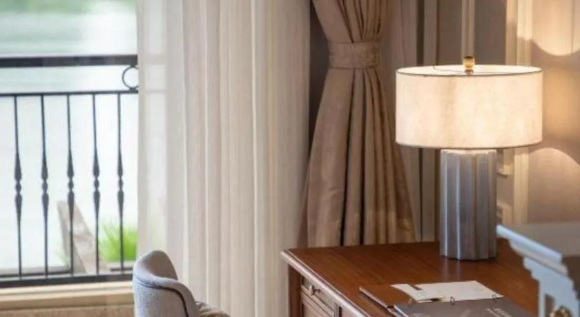 Donghai Xianhucheng Huanglong Hotel