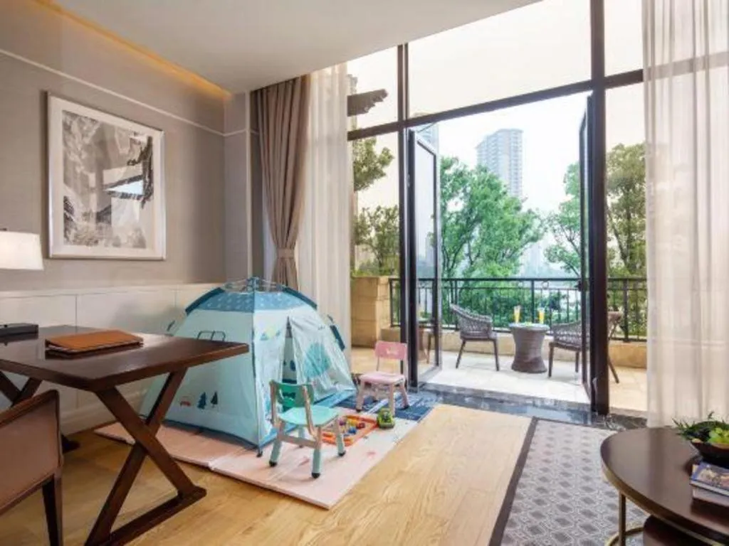 Donghai Xianhucheng Huanglong Hotel