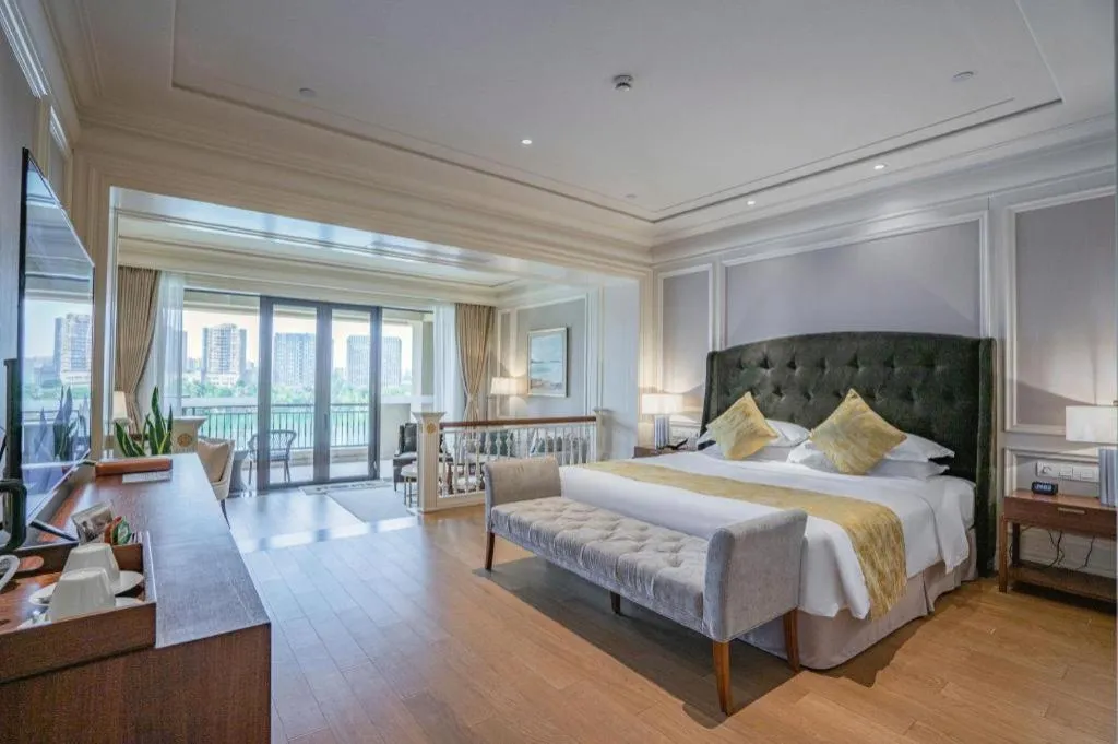 Bed in Donghai Xianhucheng Huanglong Hotel