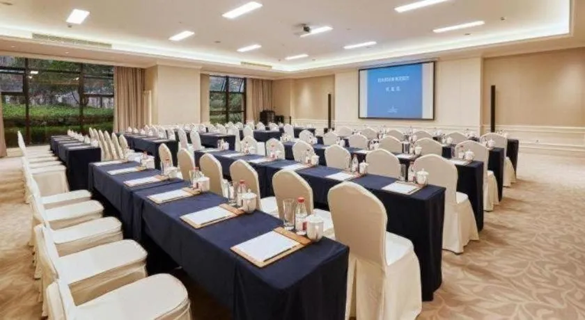 Donghai Xianhucheng Huanglong Hotel