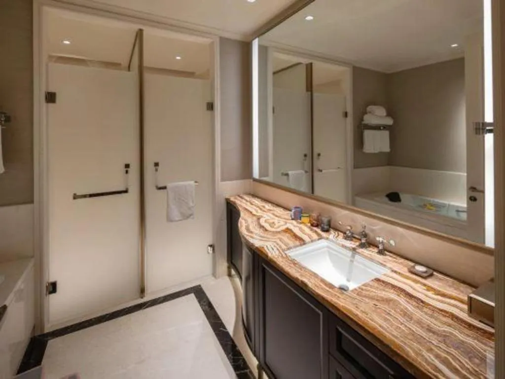 Donghai Xianhucheng Huanglong Hotel