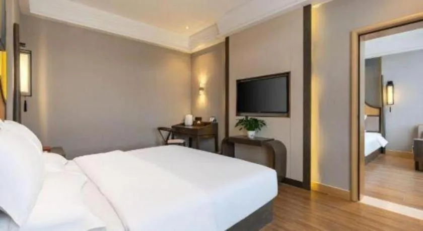 Bed in Metropolo Hotel YunNan Shangri-la Karma Dan Songzanlin Temple