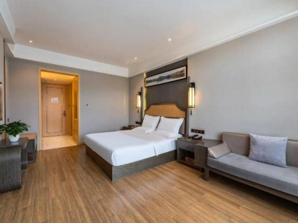 Bed in Metropolo Hotel YunNan Shangri-la Karma Dan Songzanlin Temple