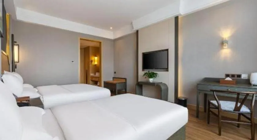 Bed in Metropolo Hotel YunNan Shangri-la Karma Dan Songzanlin Temple