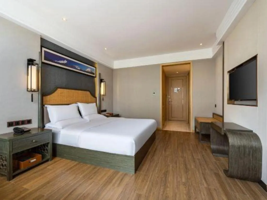 Bed in Metropolo Hotel YunNan Shangri-la Karma Dan Songzanlin Temple