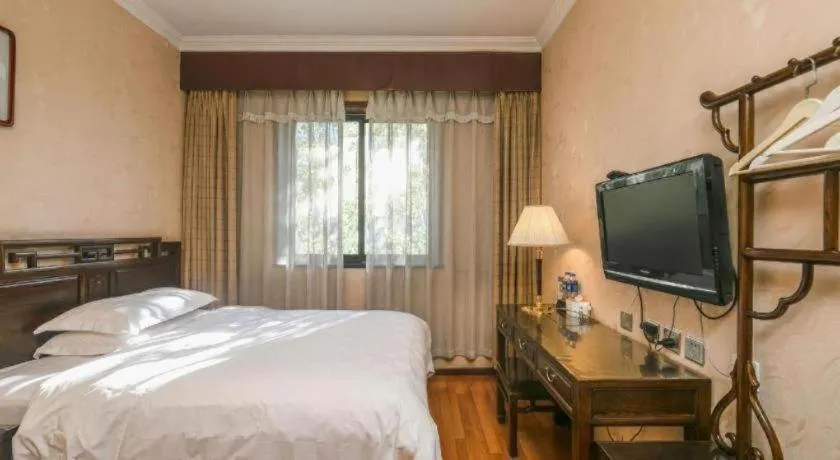 Bed in Hujialou Hot Spring Hotel