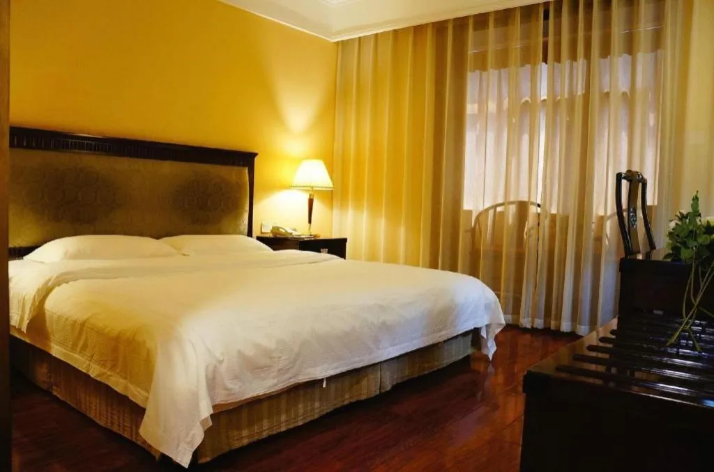 Bed in Hujialou Hot Spring Hotel