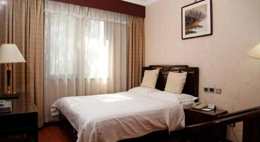 Bed in Hujialou Hot Spring Hotel