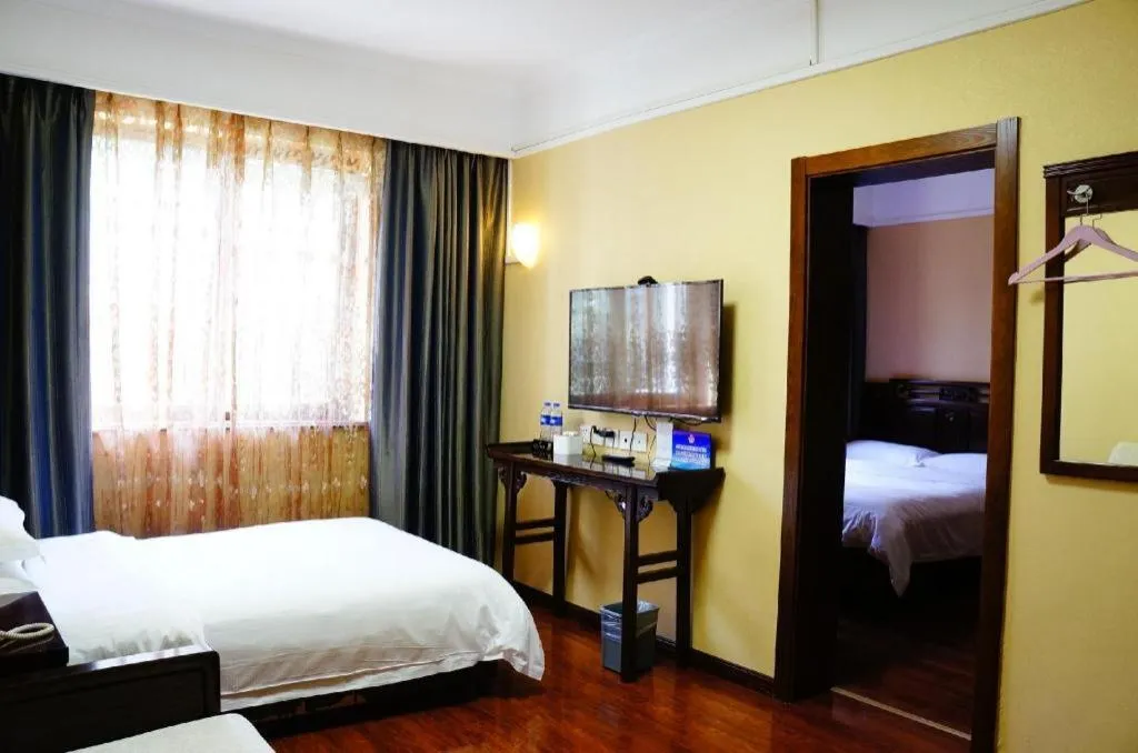 Bed in Hujialou Hot Spring Hotel