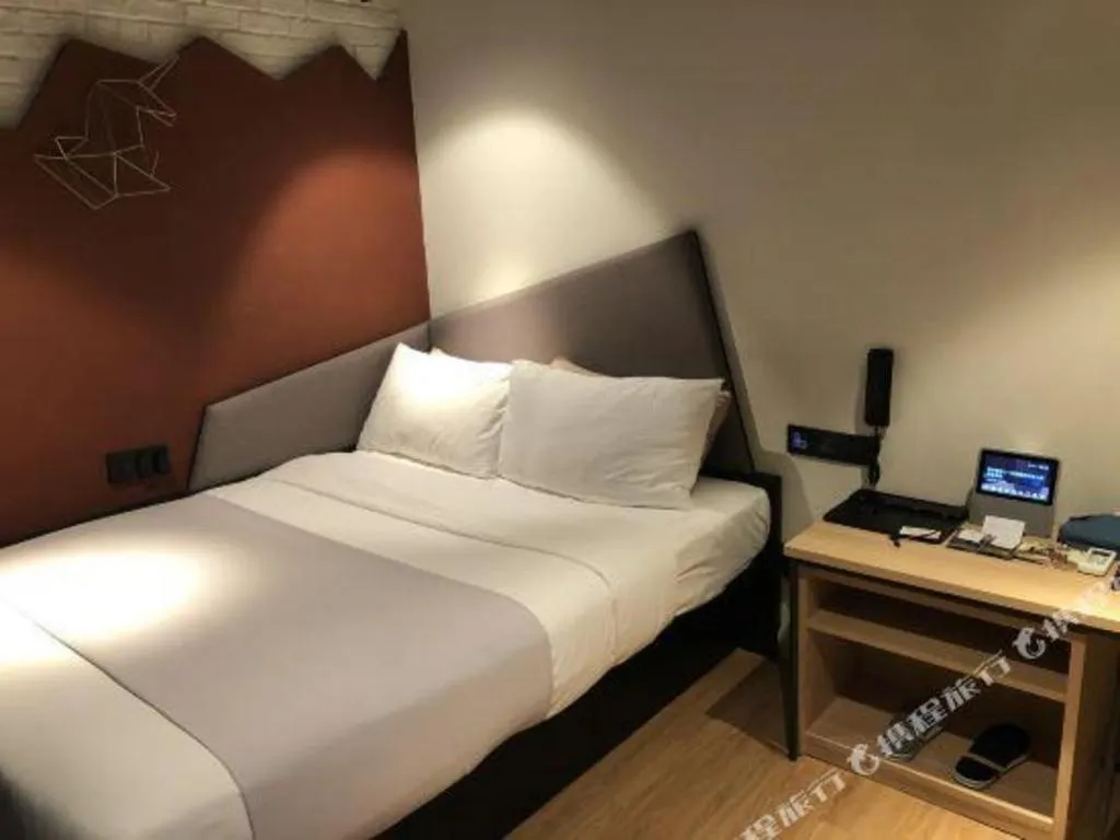 Bed in YUNIK-Shanghai Zhongshan Park Yan'an Xi Road