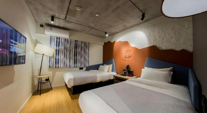 Bed in YUNIK-Shanghai Zhongshan Park Yan'an Xi Road