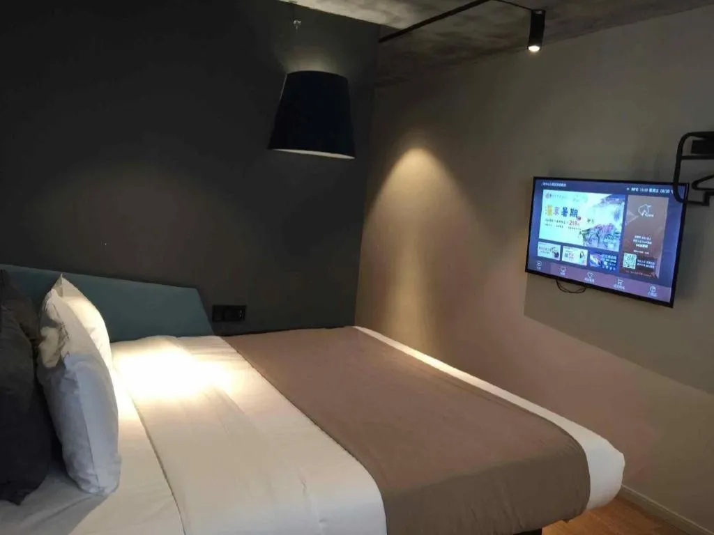 Bed in YUNIK-Shanghai Zhongshan Park Yan'an Xi Road