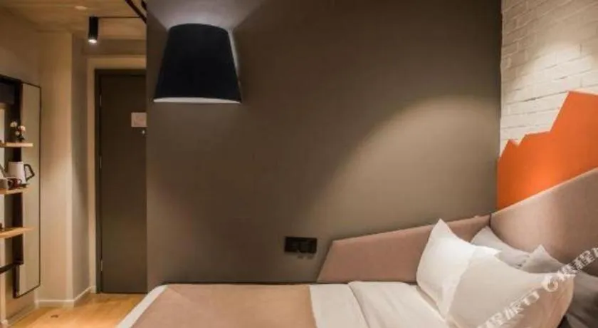 Bed in YUNIK-Shanghai Zhongshan Park Yan'an Xi Road