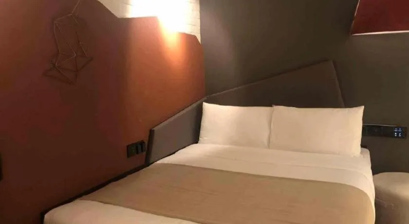 Bed in YUNIK-Shanghai Zhongshan Park Yan'an Xi Road