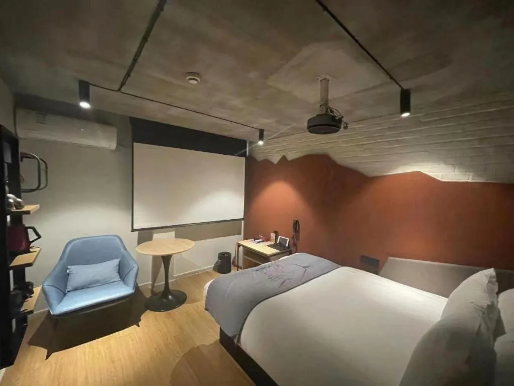 Bed in YUNIK-Shanghai Zhongshan Park Yan'an Xi Road