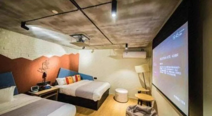 Bed in YUNIK-Shanghai Zhongshan Park Yan'an Xi Road