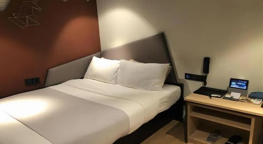 Bed in YUNIK-Shanghai Zhongshan Park Yan'an Xi Road