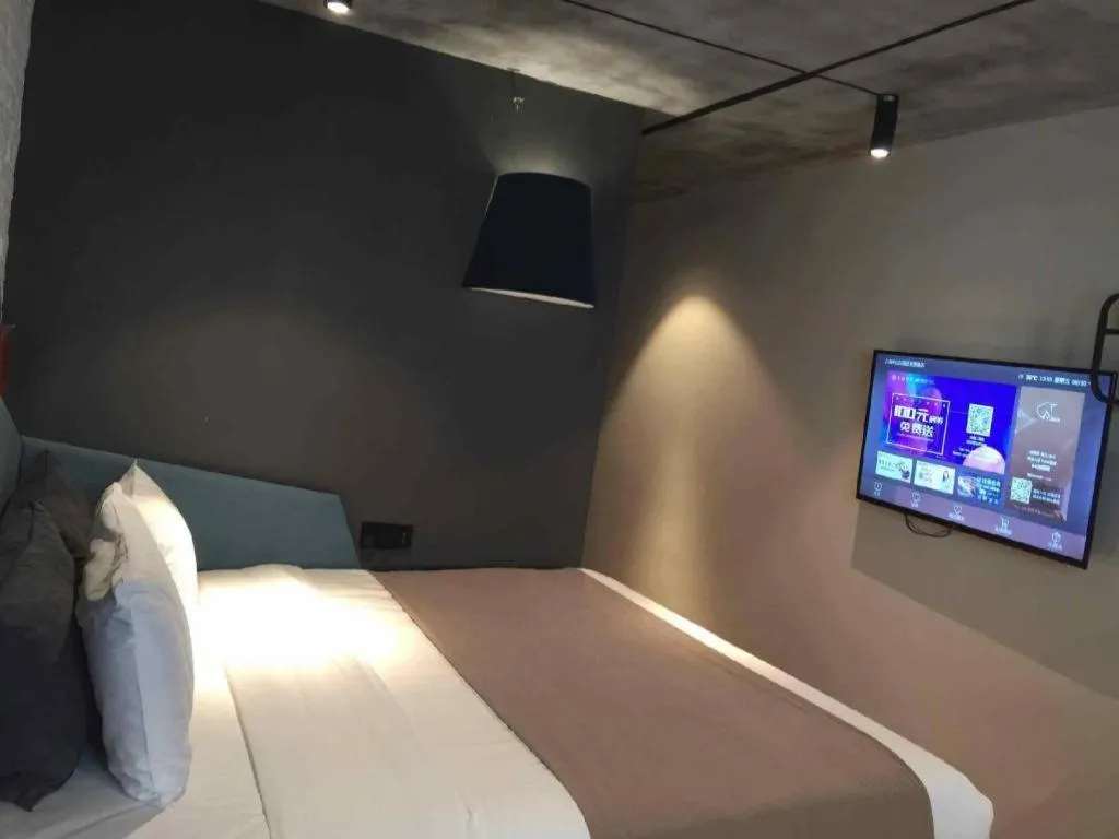 Bed in YUNIK-Shanghai Zhongshan Park Yan'an Xi Road