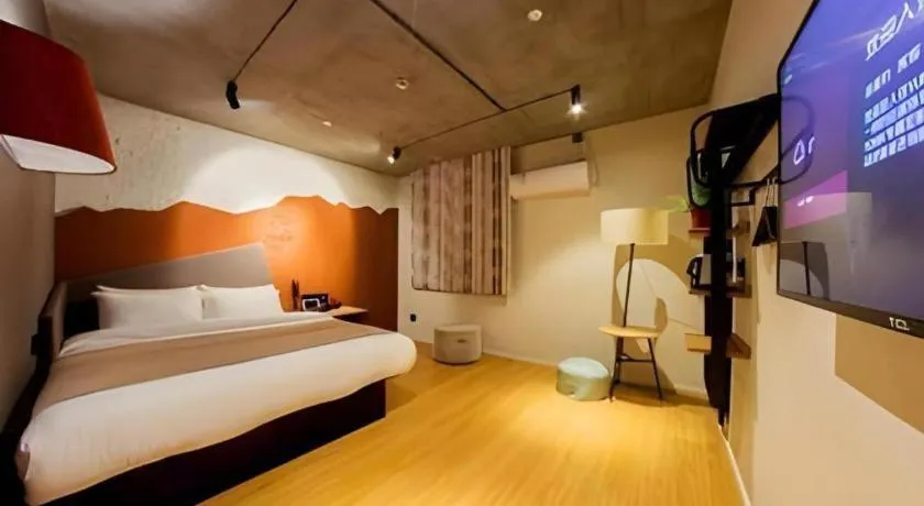 Bed in YUNIK-Shanghai Zhongshan Park Yan'an Xi Road