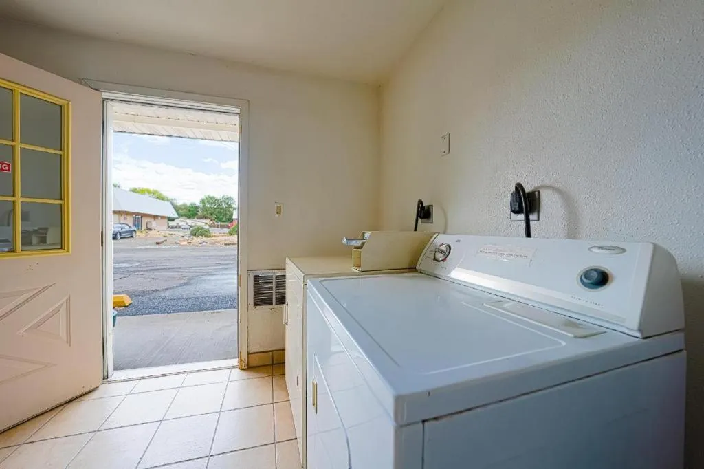 OYO Riverside Inn John Day OR