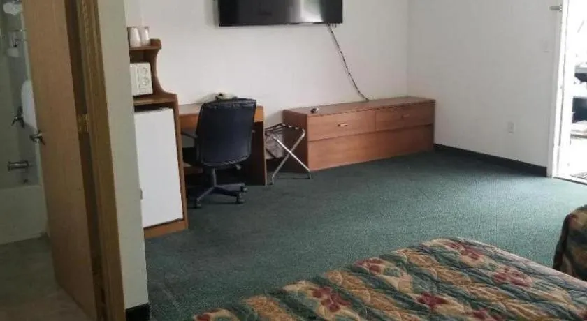 Bed in OYO Riverside Inn John Day OR