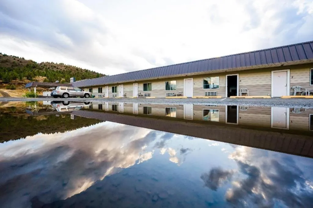 OYO Riverside Inn John Day OR