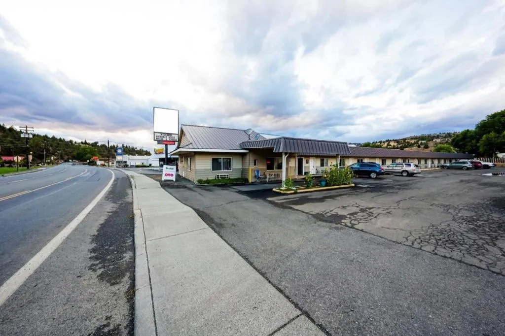 OYO Riverside Inn John Day OR