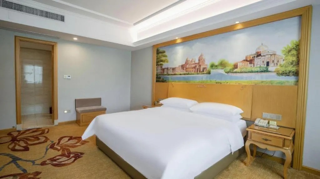 Bed in Vienna Hotel Guangdong Huizhou Lilin North Railway Station